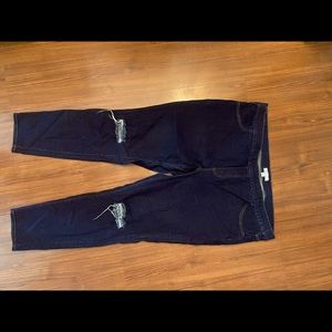 Skinny jeans with distressed knees